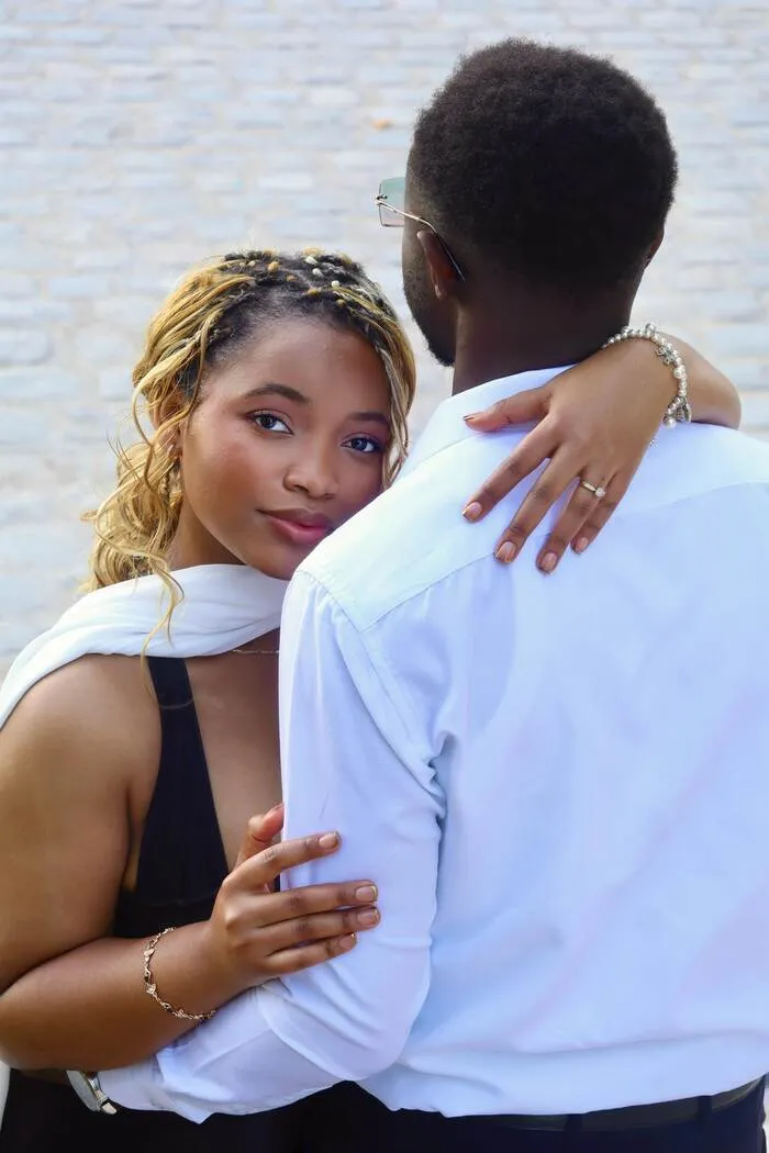 Reine et Christian enlacés, bague de fiançailles