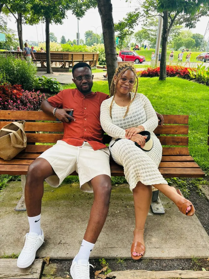 Reine et Christian main dans la main